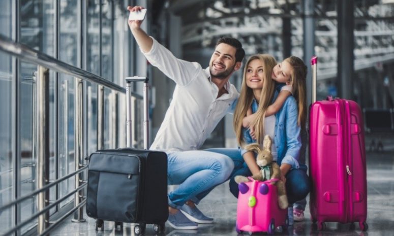 family-traveling-together-810x486